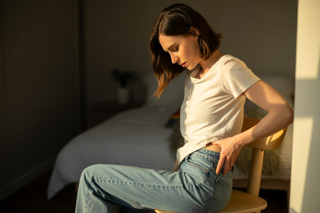 Femme souffrant de douleur ovarienne et bas-ventre gonflé pendant l'ovulation