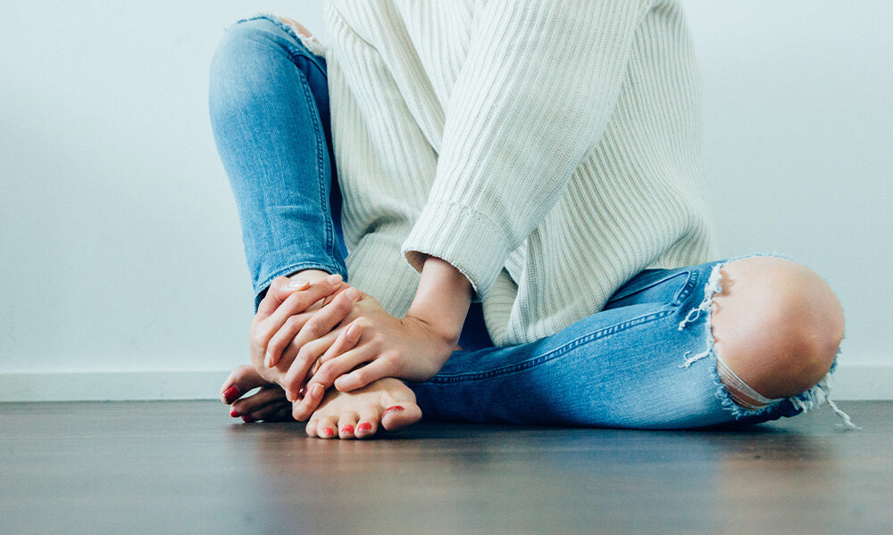Une femme assise, cherche a soulager ses démangeaisons vulvaire