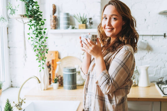femme boit une tisane pour accélérer règles naturellement