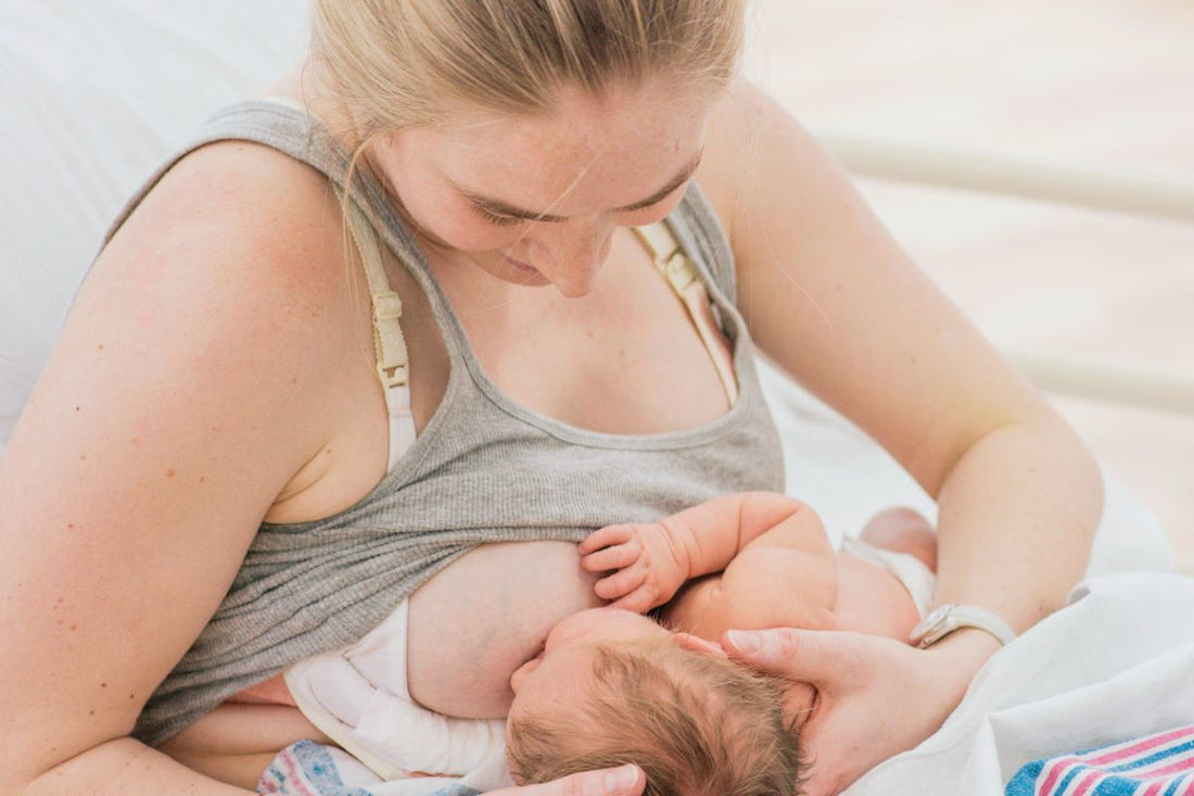 Mère allaitant son nouveau-né, étape essentielle pour la pratique de la méthode de contraception naturelle MAMA
