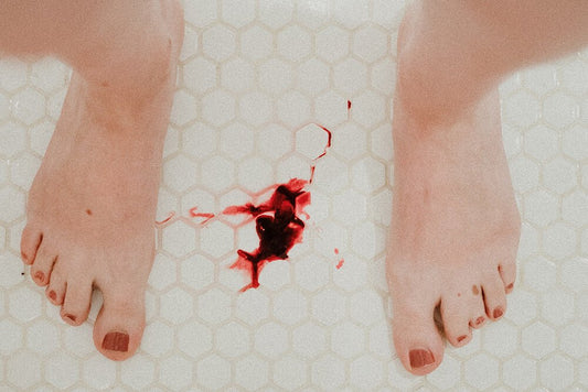 Une femme perd du sang menstruel dans sa douche