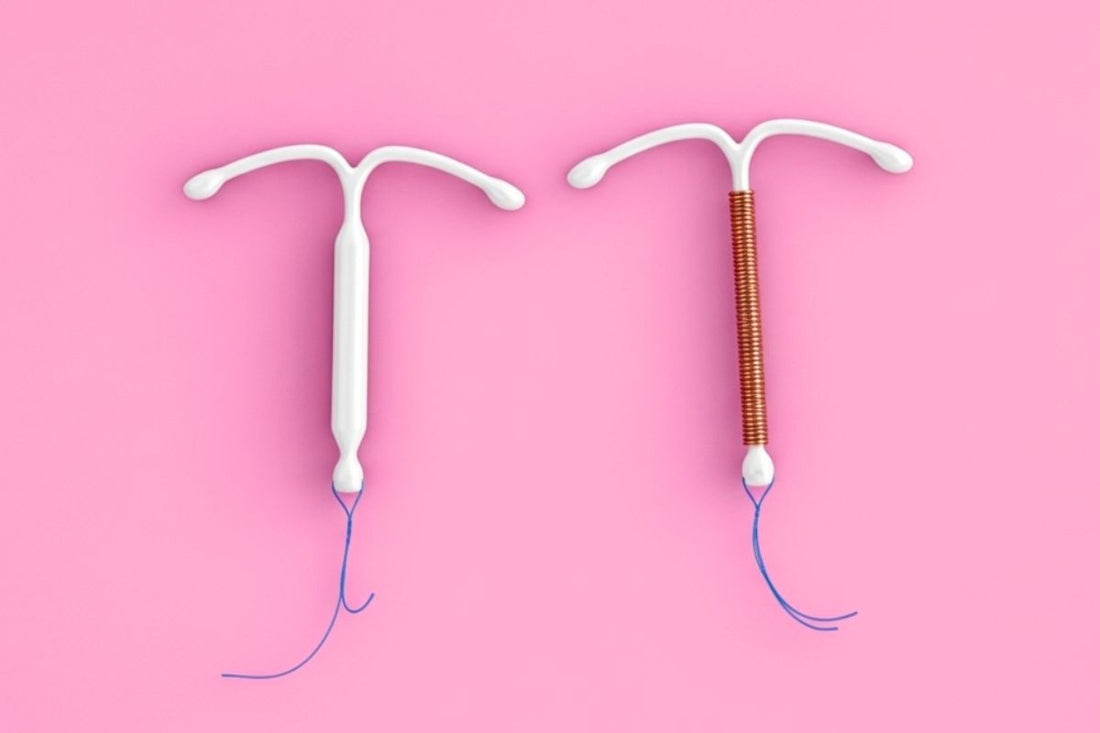 Zwei Modelle von IUPs, hormonell und Kupfer