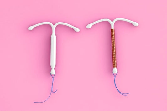 Deux modèles de stérilets, hormonal et au cuivre