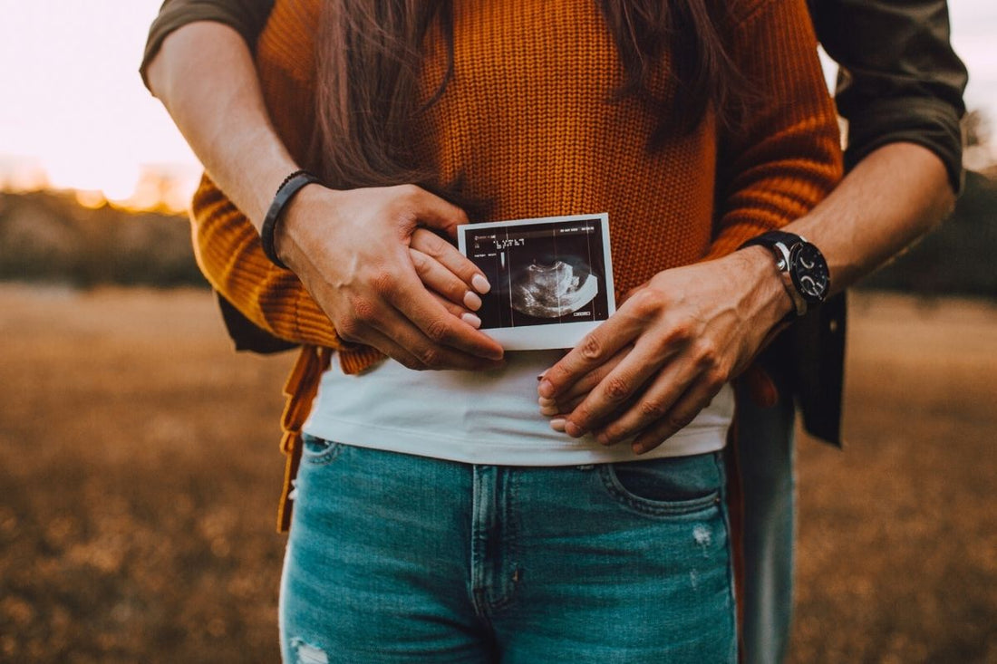 Couple tenant une échographie pour une future grossesse
