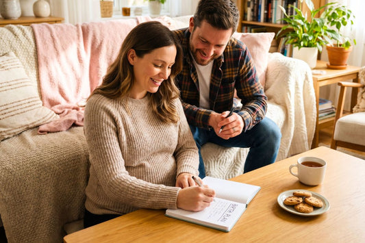 Un couple en train de rédiger son plan de naissance