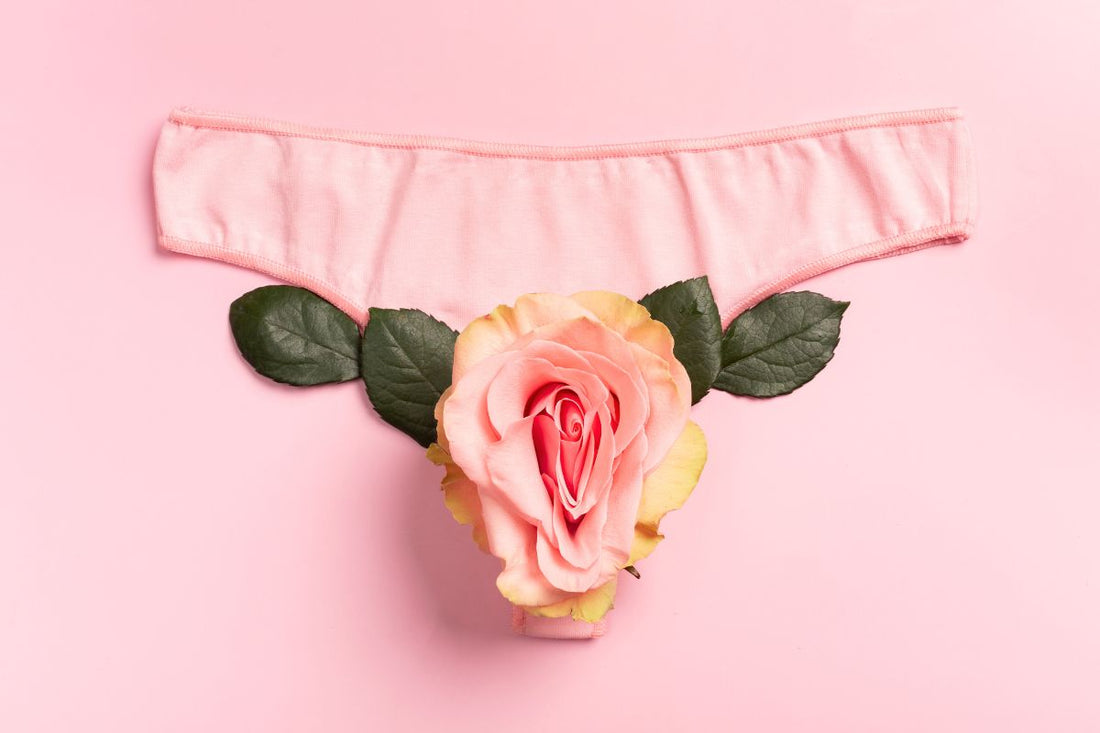 Représentation artistique d'une culotte rose avec une rose symbolisant la santé intime et les pertes rosées