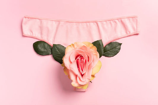 Représentation artistique d'une culotte rose avec une rose symbolisant la santé intime et les pertes rosées