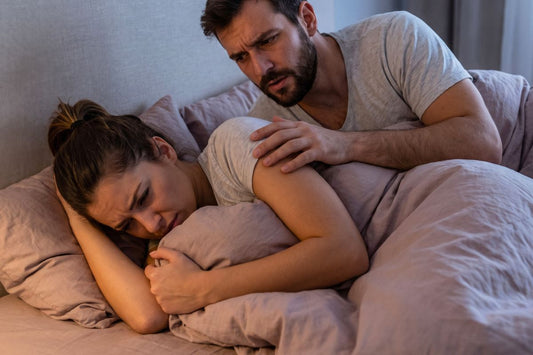 Femme inquiète pendant un rapport sexuel avec son partenaire au lit