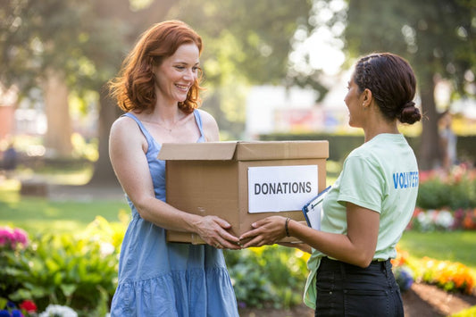 Une femme donne des vêtements à une association