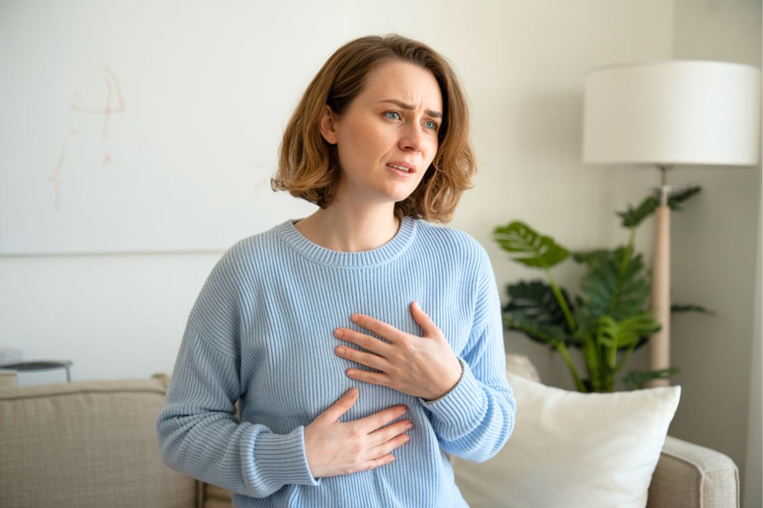 Femme mains sur la poitrine ressentant douleurs seins règles ou grossesse
