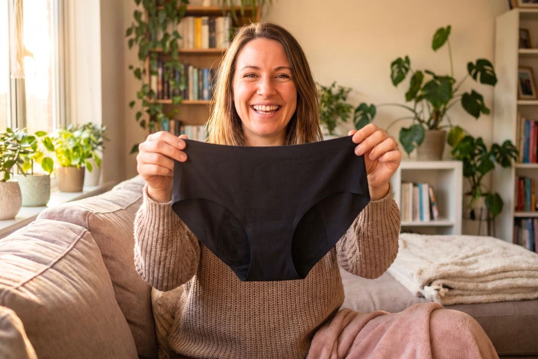 Une femme souriante présente sa culotte menstruelle pour flux abondant