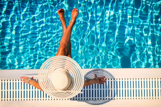 Frau im Menstruationsbadeanzug genießt im Sommer das Schwimmbad