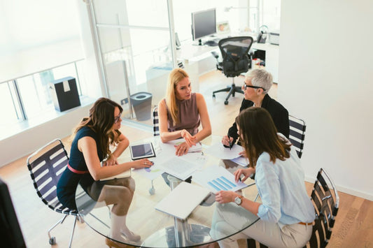 Femmes en réunion de travail discutant d'un projet
