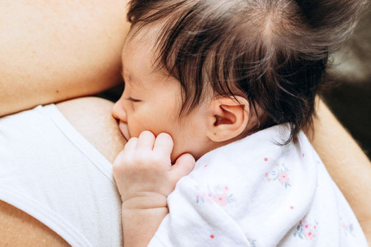 Gros plan sur un nourrisson allaité, interrogeant sur l'impact du retour de couches sur le goût ou la production du lait maternel