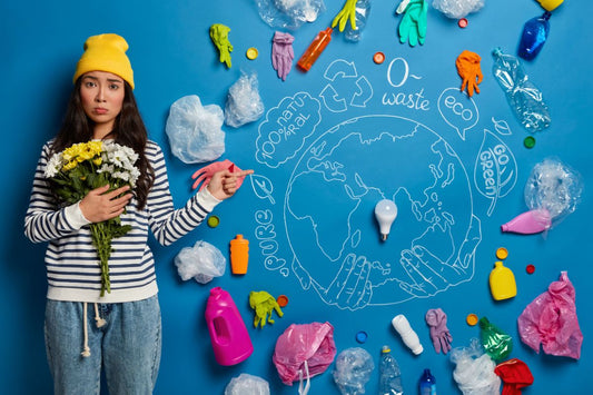 Jeune femme activiste devant un collage sur les déchets plastiques