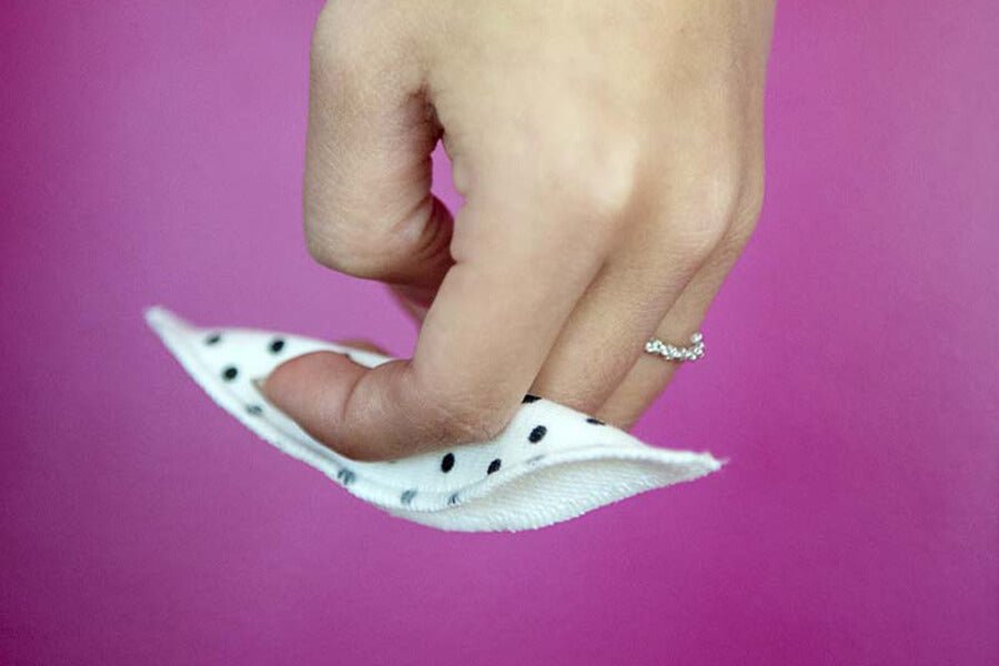 Cuando se usa fuera de la vagina, el pétalo interlabial reduce el riesgo de shock tóxico. 