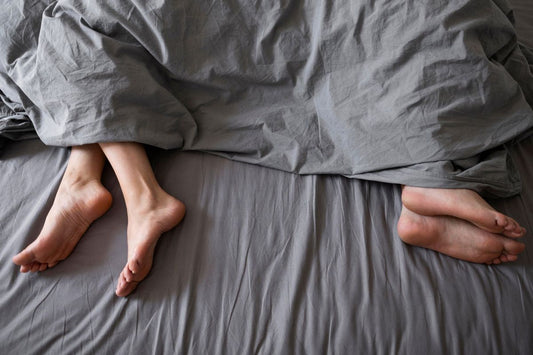 Couple distant au lit après une baisse de libido