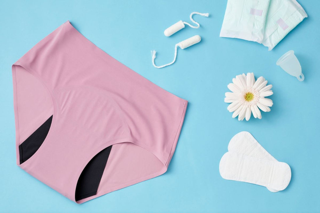lot de protections menstruelles composé d'une culotte menstruelle, tampons, cup et serviette hygiénique