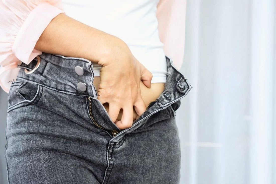 Une femme se gratte le bas ventre à cause d'une mycose
