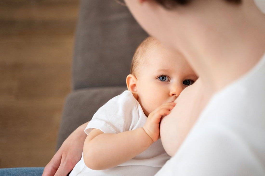 Gros plan d'un bébé au sein de sa mère, bénéficiant des glandes de Montgomery pour la protection de la peau et l'allaitement