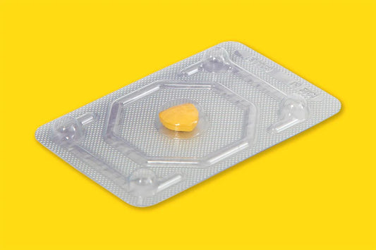 Une seule pilule contraceptive d'urgence (pilule du lendemain) dans son emballage blister sur un fond jaune  peut détraquer le cycle menstruel