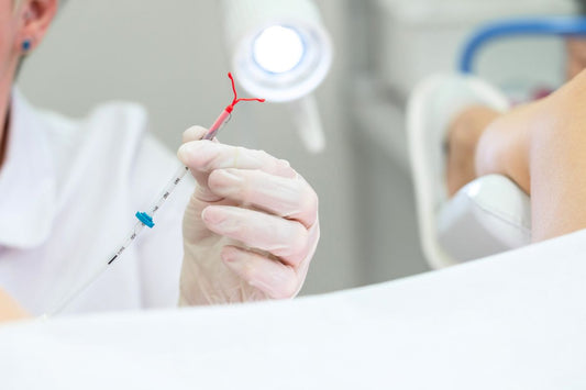 Gynécologue préparant un stérilet lors d'un examen