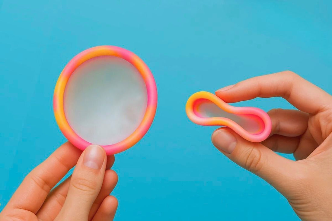 Mains tenant un disque menstruel, une protection réutilisable pour les règles