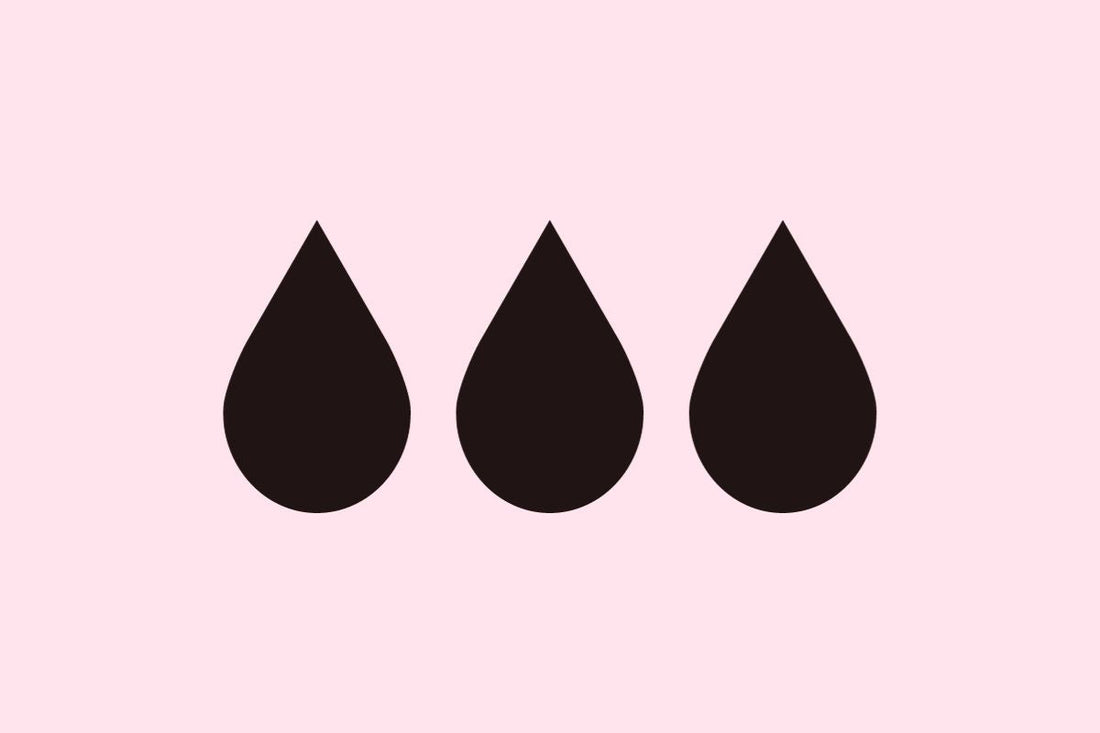 Illustration de 3 gouttes de sang menstruel de couleur noire.