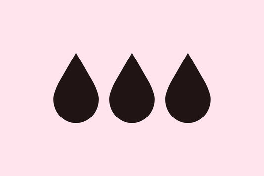 Illustration de 3 gouttes de sang menstruel de couleur noire.