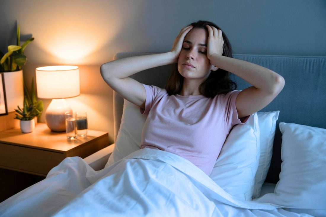 Frau leidet während ihrer Periode an Schlaflosigkeit