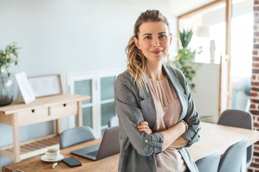 Une femme confiante, employée de bureau, vêtue d'un tailleur