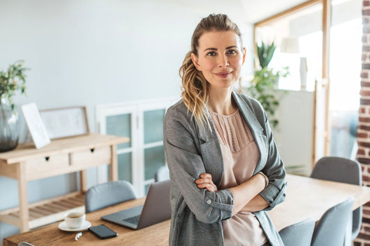 Une femme confiante, employée de bureau, vêtue d'un tailleur
