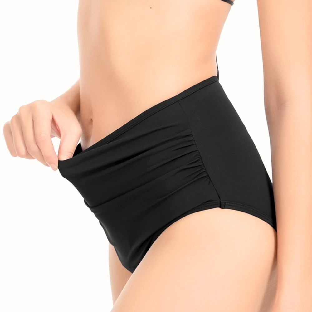 Une femme inspecte son maillot de bain menstruel Oduho LIA