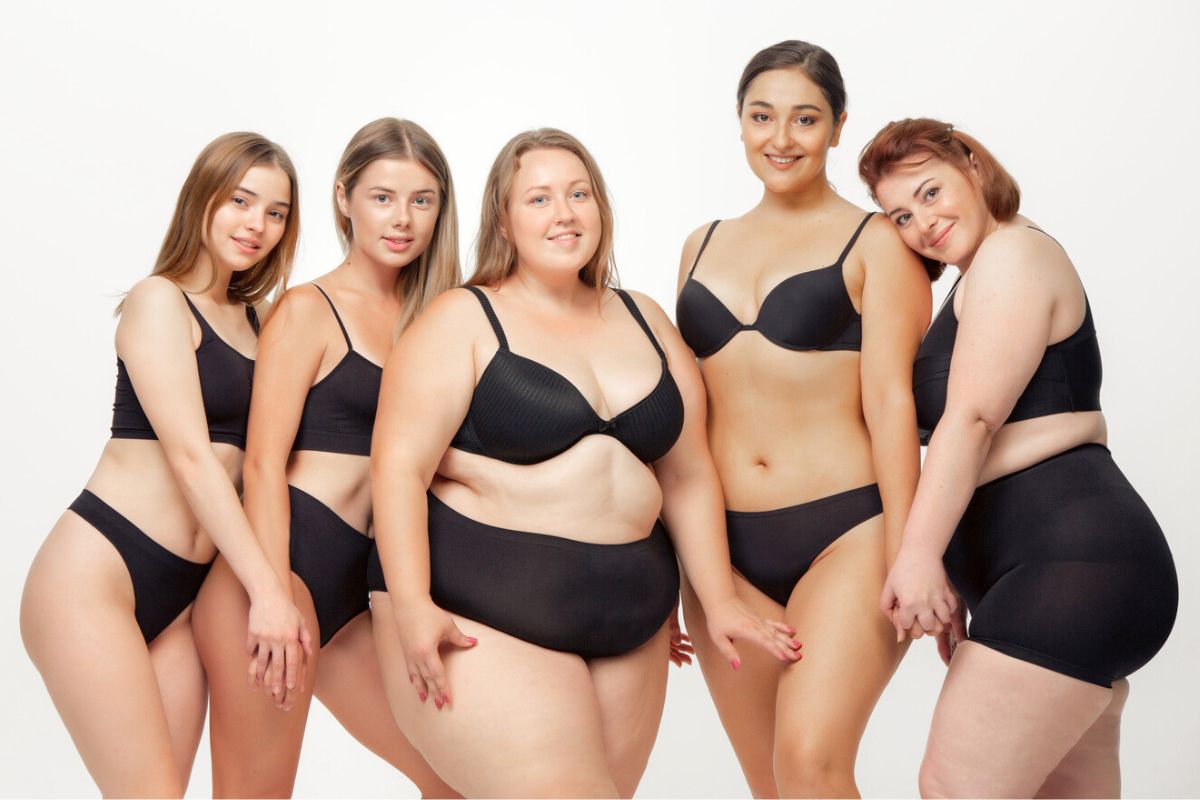 Eine Gruppe von Frauen unterschiedlichen Körpertyps trägt Periodenunterwäsche